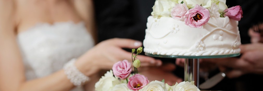 bride-wedding-cake-e1442675439844